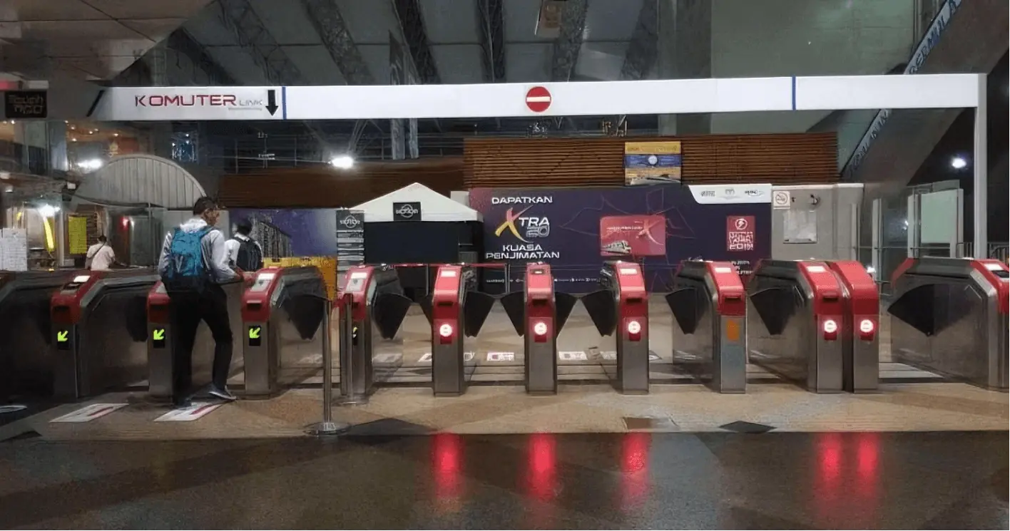 एक्सेस कंट्रोल टर्नस्टाइल्स के लिए एक्सेस ऑथराइजेशन कैसे प्रबंधित करें?